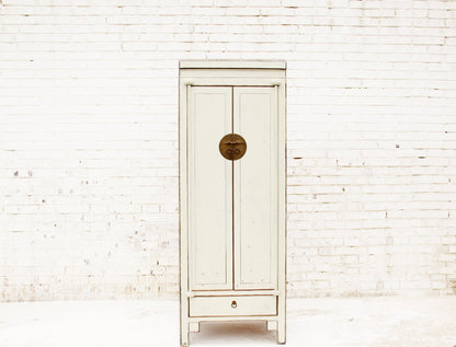 Weißer China Schrank im Shabby Chic Stil mit edler Verzierung aus Vollholz in Handarbeit hergestellt.