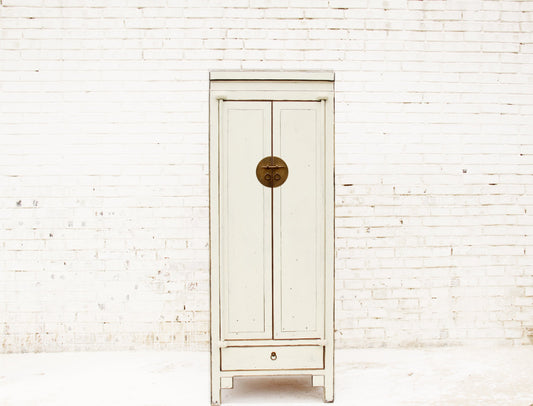 Weißer China Schrank im Shabby Chic Stil mit edler Verzierung aus Vollholz in Handarbeit hergestellt.