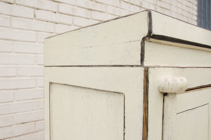 Weißer China Schrank im Shabby Chic Stil aus Vollholz