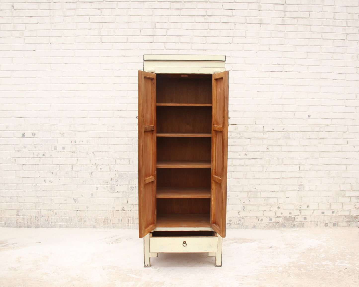 Weißer China Schrank im Shabby Chic Stil aus Vollholz