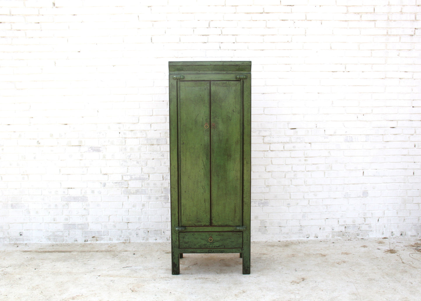 Geräumiger China Schrank aus Vollholz in aufwendiger Handarbeit hergestellt.