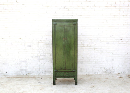 Geräumiger China Schrank aus Vollholz in aufwendiger Handarbeit hergestellt.