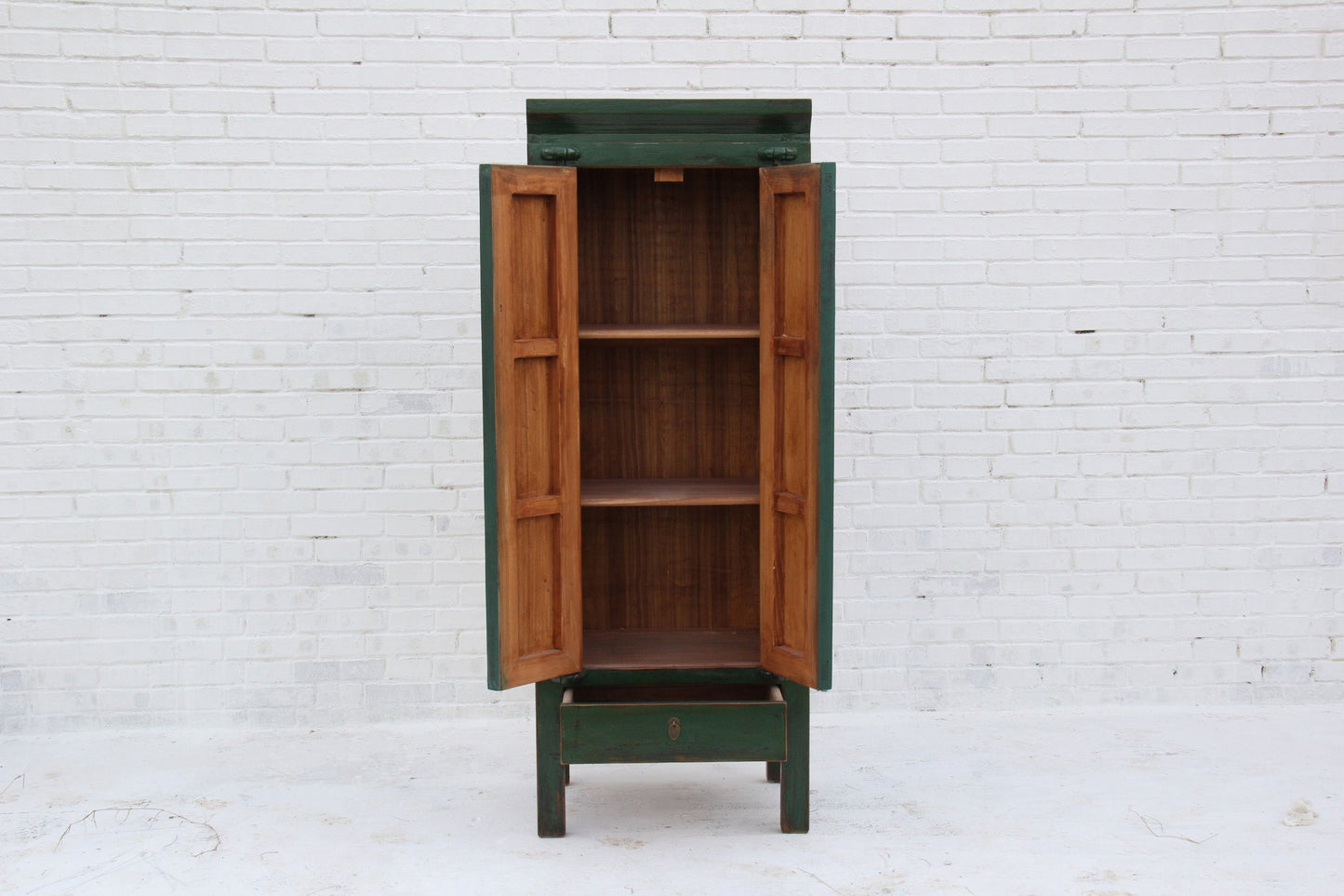 China Schrank aus Vollholz in aufwendiger Handarbeit hergestellt