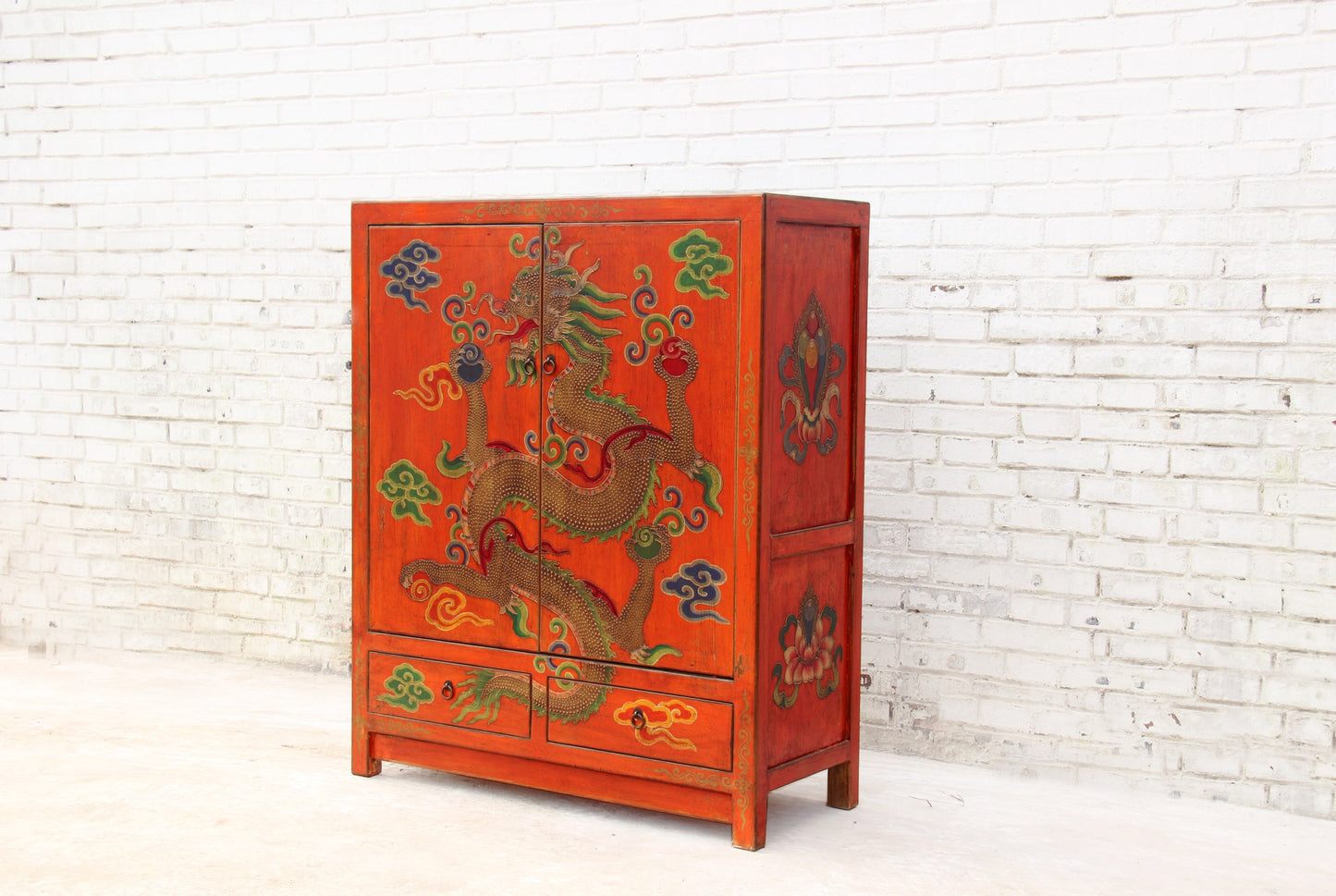 Edler China Schrank aus Massivholz in aufwendiger Handarbeit bemalt.