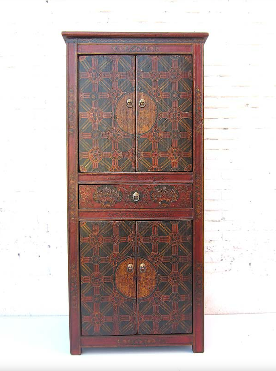 Eleganter China Schrank in liebevoller Handarbeit mit traditionellen Mustern bemalt aus Massivholz hergestellt.