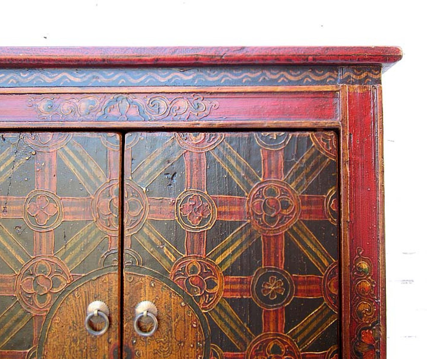 Eleganter China Schrank in liebevoller China Schrank mit traditionellen Mustern bemalt aus Massivholzmit traditionellen Mustern bemalt aus Massivholz hergestellt.