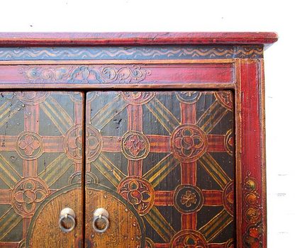 Eleganter China Schrank in liebevoller China Schrank mit traditionellen Mustern bemalt aus Massivholzmit traditionellen Mustern bemalt aus Massivholz hergestellt.