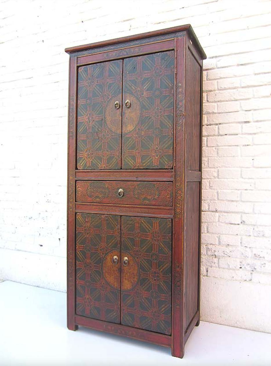 Eleganter China Schrank in liebevoller China Schrank mit traditionellen Mustern bemalt aus Massivholzmit traditionellen Mustern bemalt aus Massivholz hergestellt.