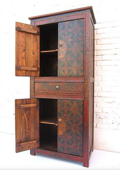 Eleganter China Schrank in liebevoller China Schrank mit traditionellen Mustern bemalt aus Massivholzmit traditionellen Mustern bemalt aus Massivholz hergestellt.