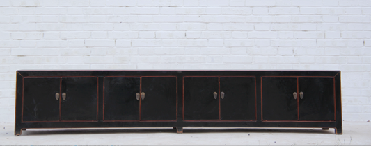 TV China Lowboard aus Massivholz mit feinen, goldenen Details in Handarbeit hergestellt.