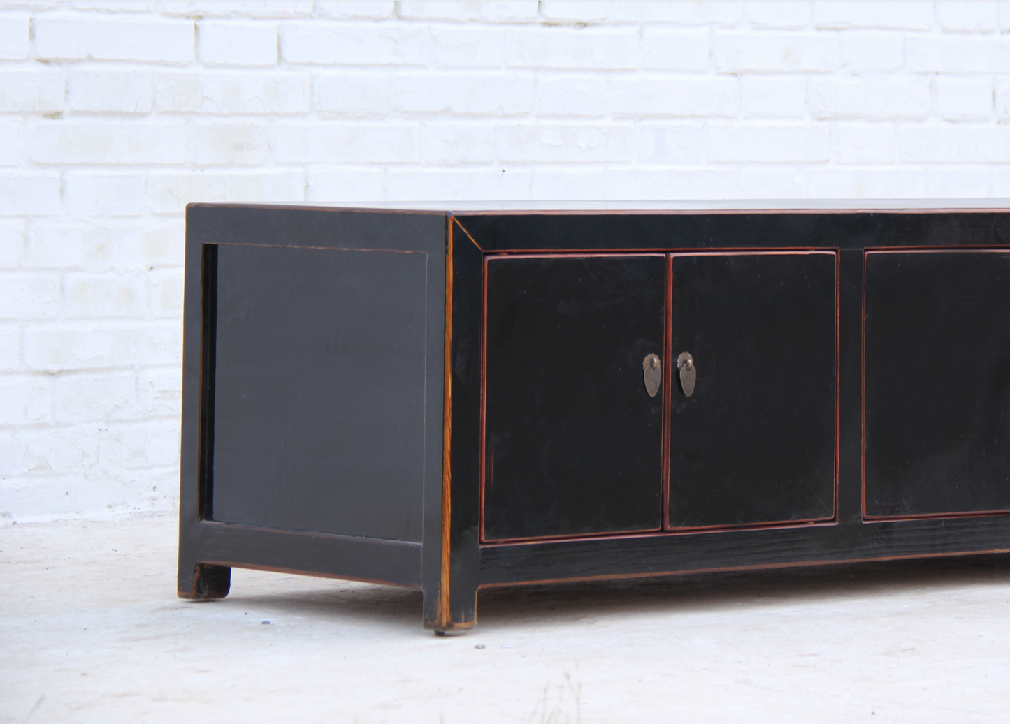 TV China Lowboard aus Massivholz mit goldenen Details handgefertigt
