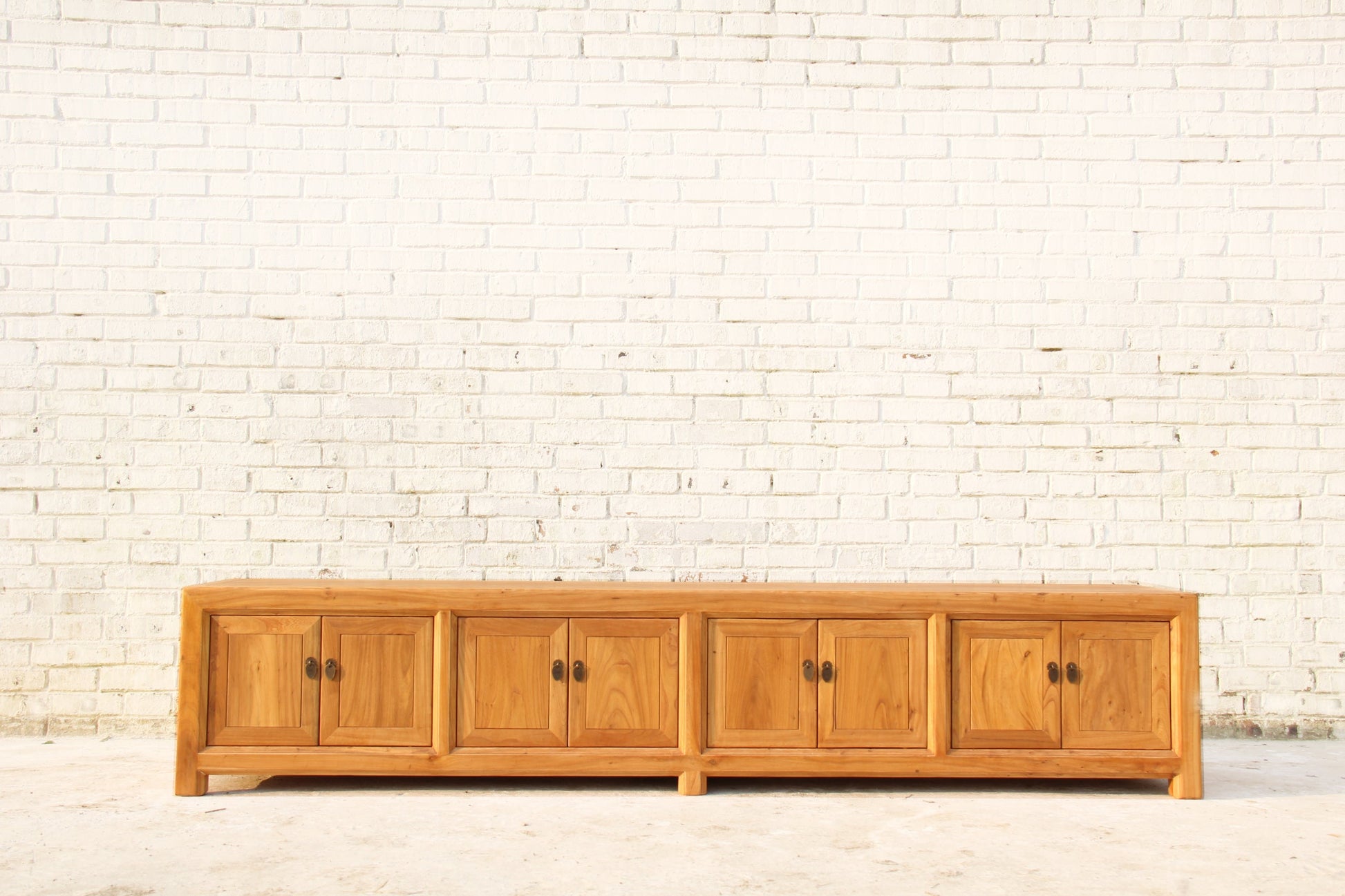 Naturbelassenes TV-Lowboard aus Vollholz in traditioneller Handwerkskunst hergestellt.