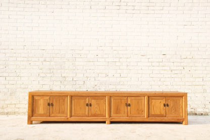 Naturbelassenes TV-Lowboard aus Vollholz in traditioneller Handwerkskunst hergestellt.
