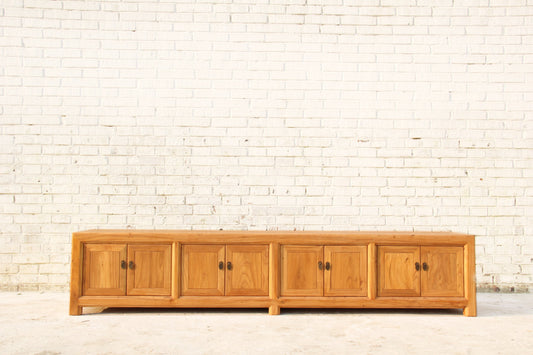 Naturbelassenes TV-Lowboard aus Vollholz in traditioneller Handwerkskunst hergestellt.