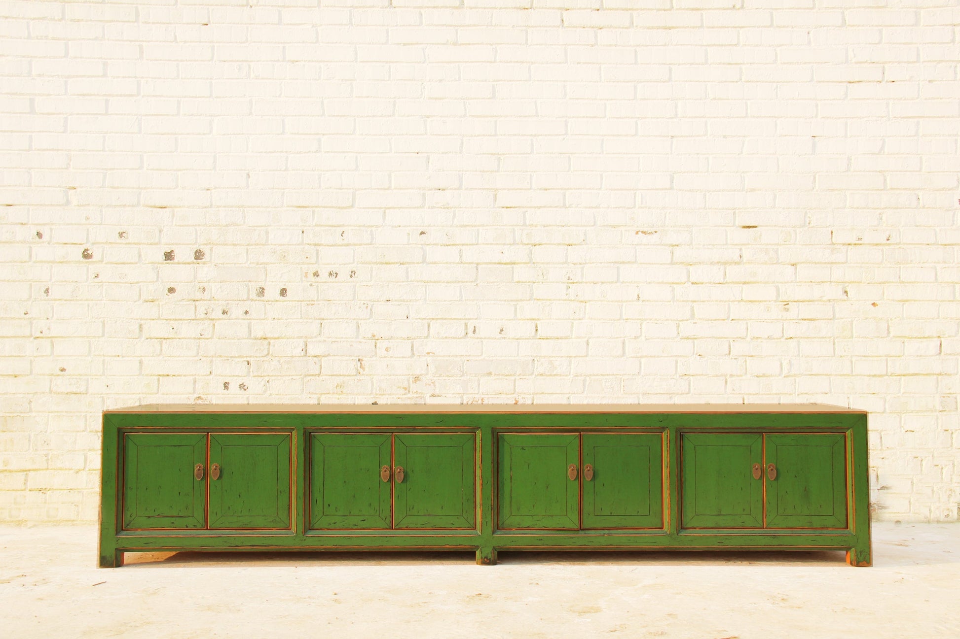 Großes TV-Lowboard im Shabby Chic Stil mit aussagekräftiger Patina in Handarbeit angefertigt aus Vollholz.