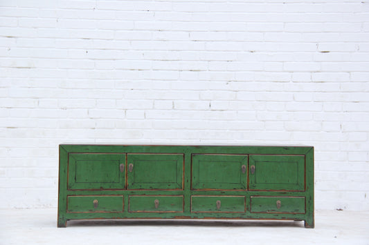 TV-Lowboard in nahtloser Verarbeitung aus Massivholz.