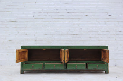 TV-Lowboard in nahtloser Verarbeitung aus Massivholz