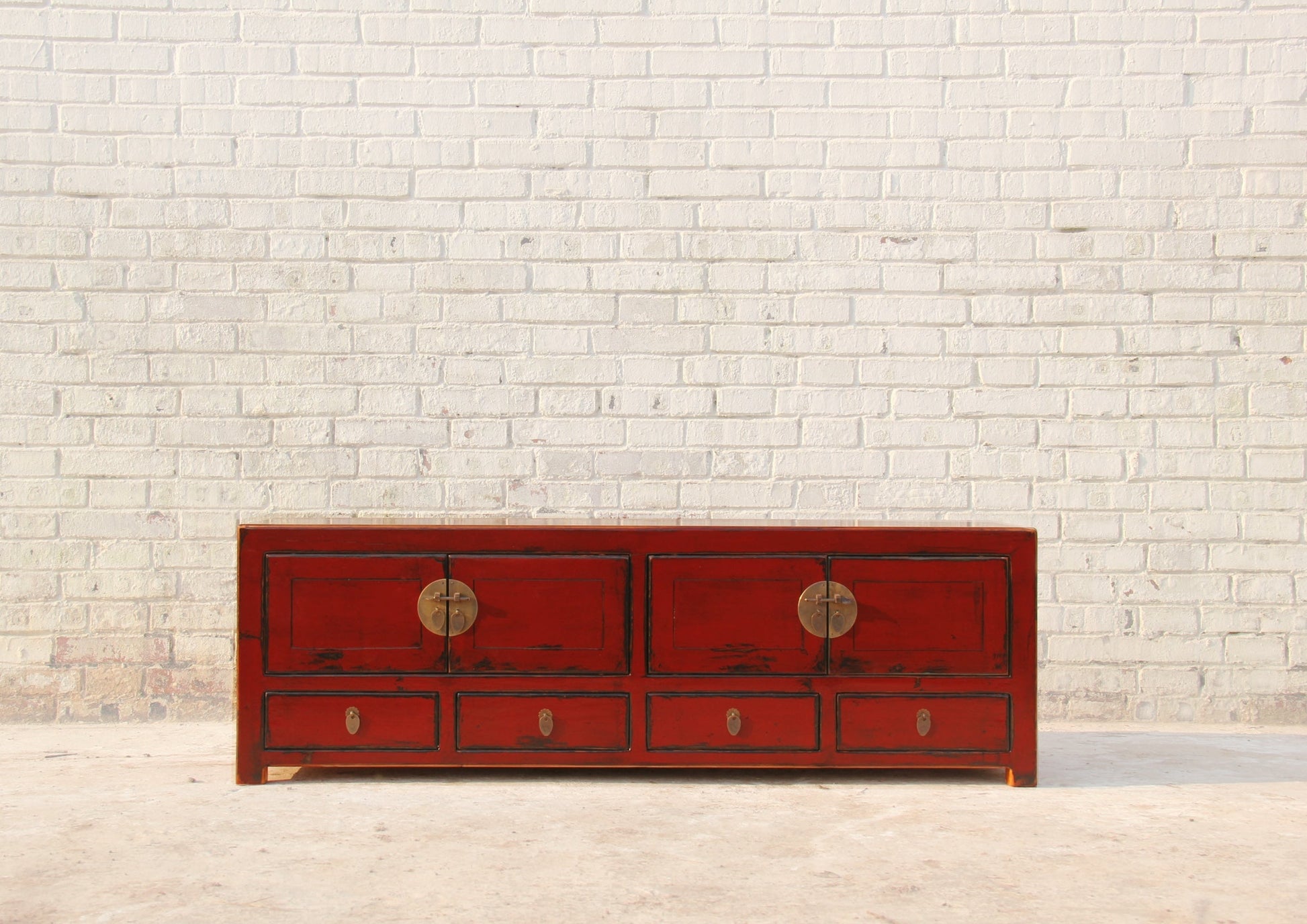 China Lowboard aus Massivholz mit traditionellen Elementen veredelt in liebevoller Handarbeit hergestellt.