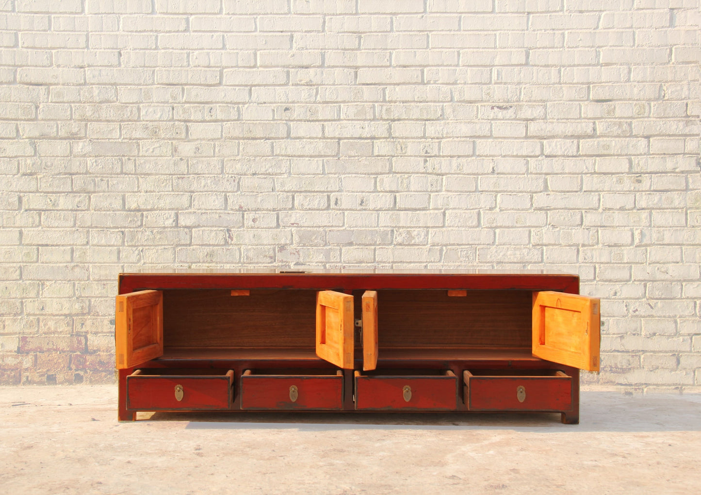 China Lowboard aus Massivholz mit traditionellen Elementen