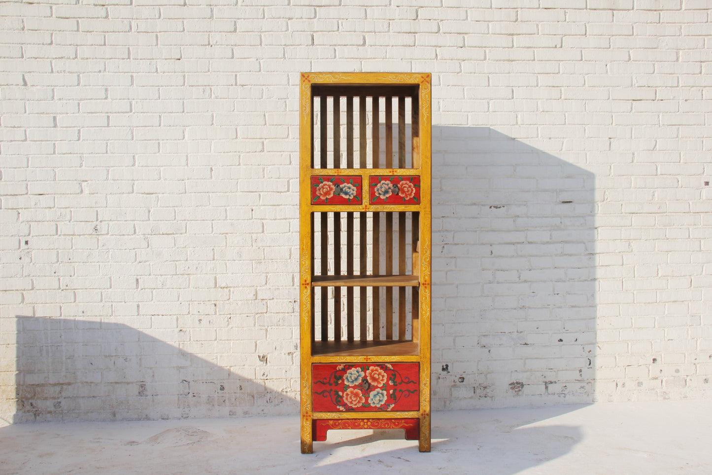 Hochschrank aus Massivholz mit tibetanischen, traditionellen Bemalungen in liebevoller Handarbeit veredelt.