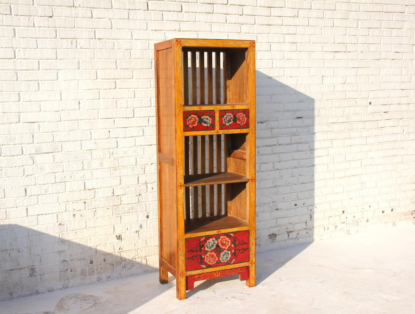 Hochschrank aus Massivholz mit tibetanischer, traditionellen Bemalung