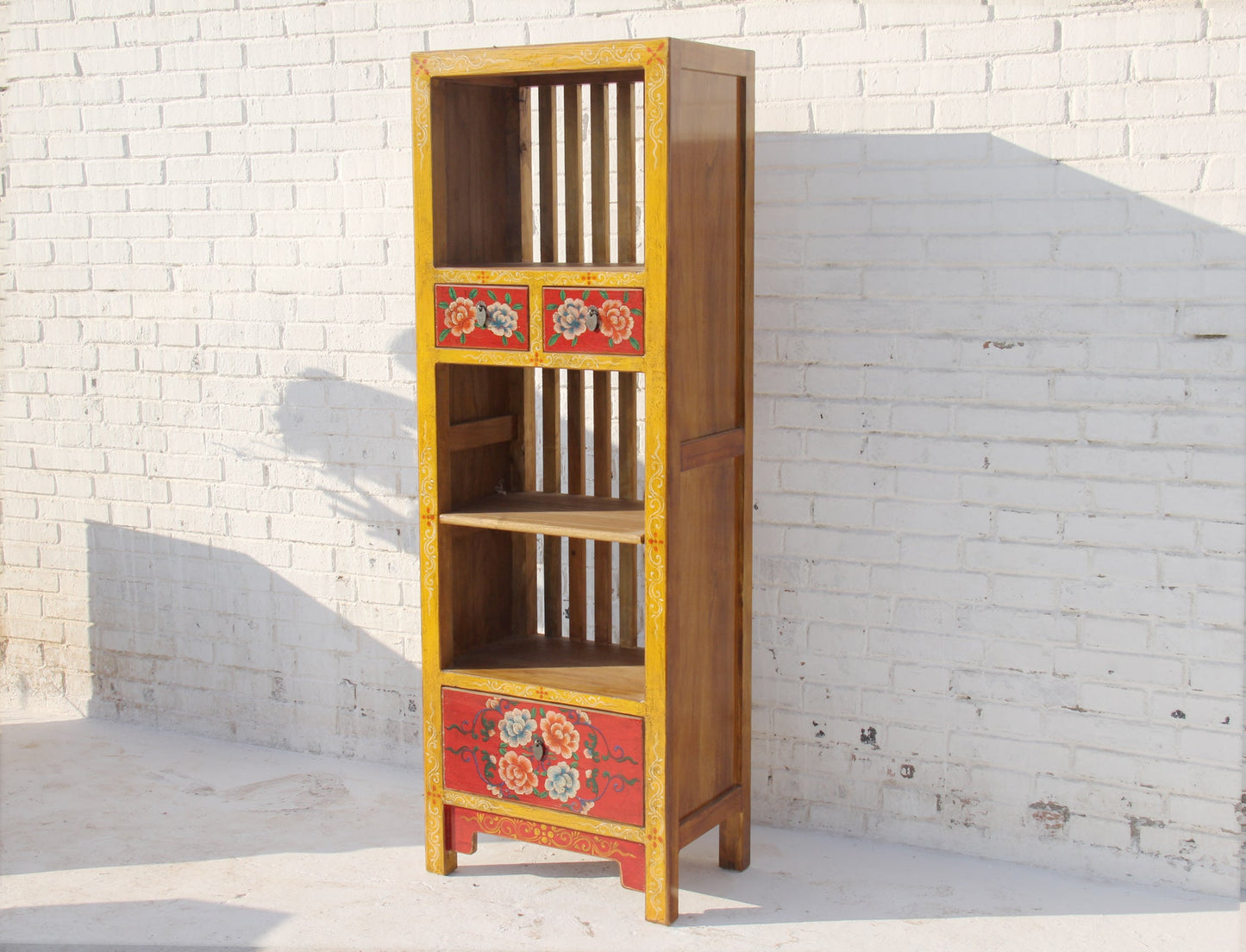 Hochschrank aus Massivholz mit tibetanischer, traditionellen Bemalung