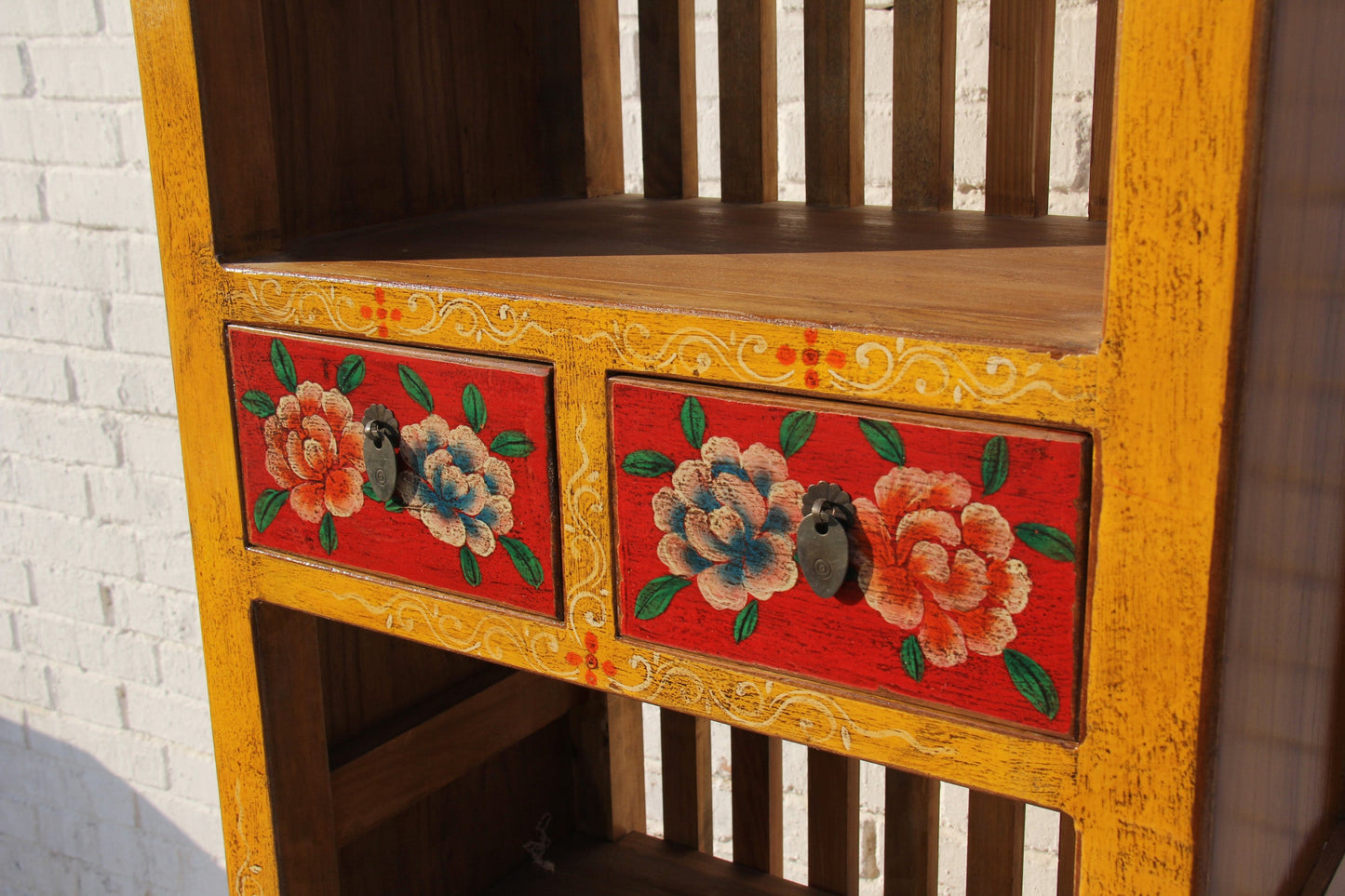 Hochschrank aus Massivholz mit tibetanischer, traditionellen Bemalung