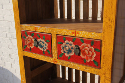 Hochschrank aus Massivholz mit tibetanischer, traditionellen Bemalung