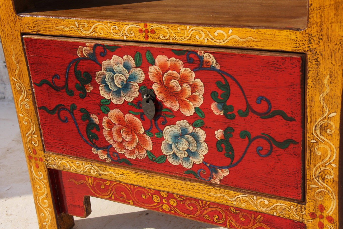 Hochschrank aus Massivholz mit tibetanischer, traditionellen Bemalung