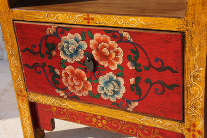 Hochschrank aus Massivholz mit tibetanischer, traditionellen Bemalung