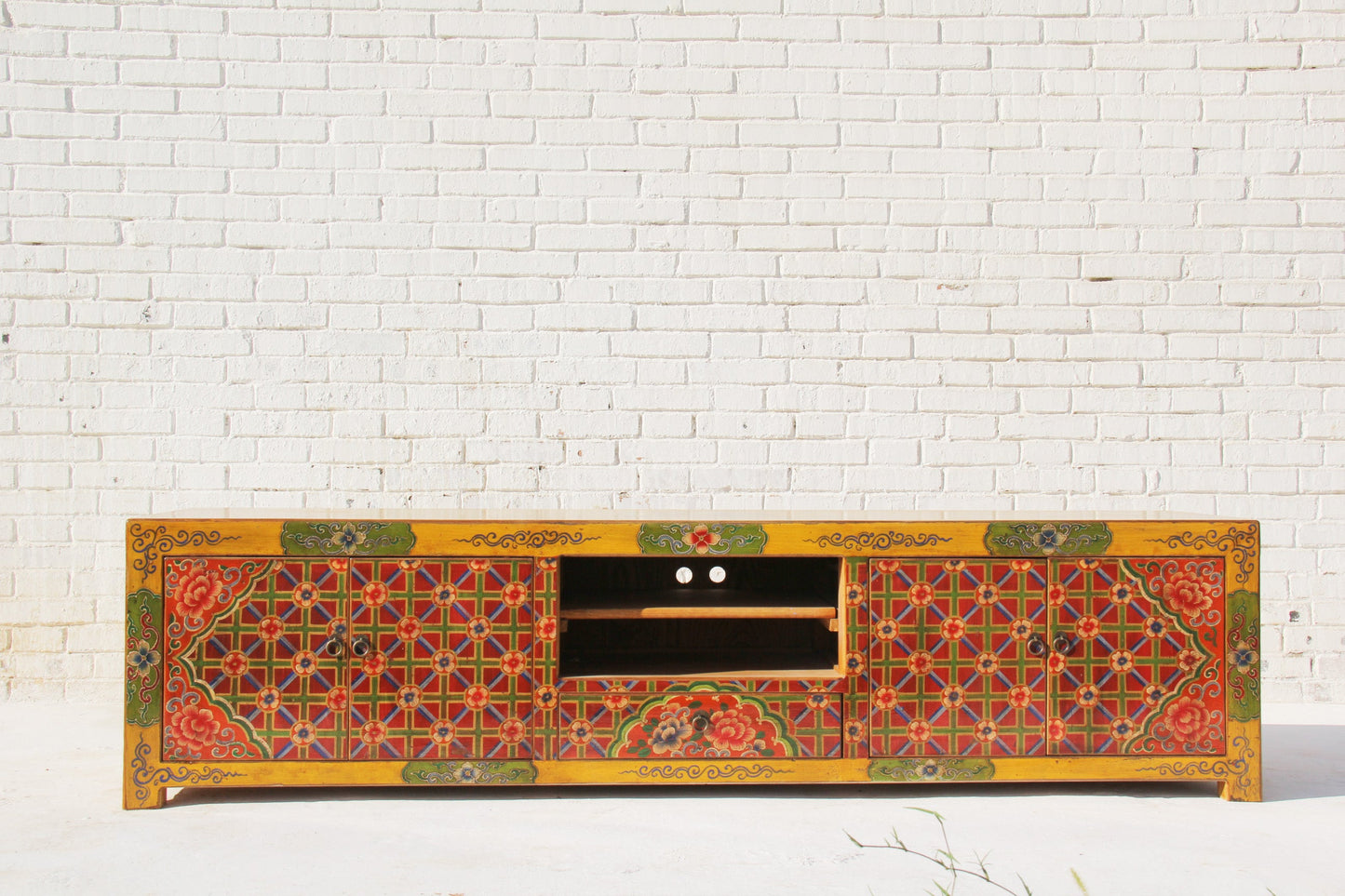 China Lowboard mit aufwendiger Bemalung im tibetanischen Design auf edlem Massivholz