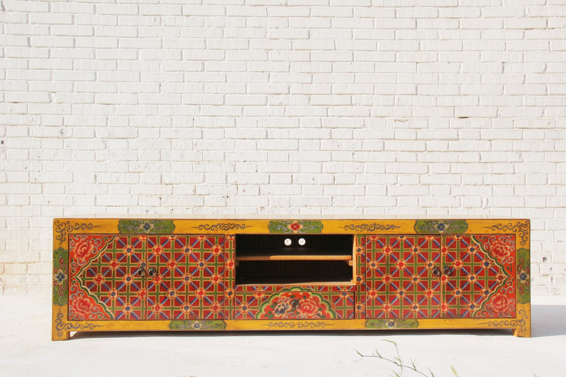 China Lowboard mit aufwendiger Bemalung im tibetanischen Design auf edlem Massivholz