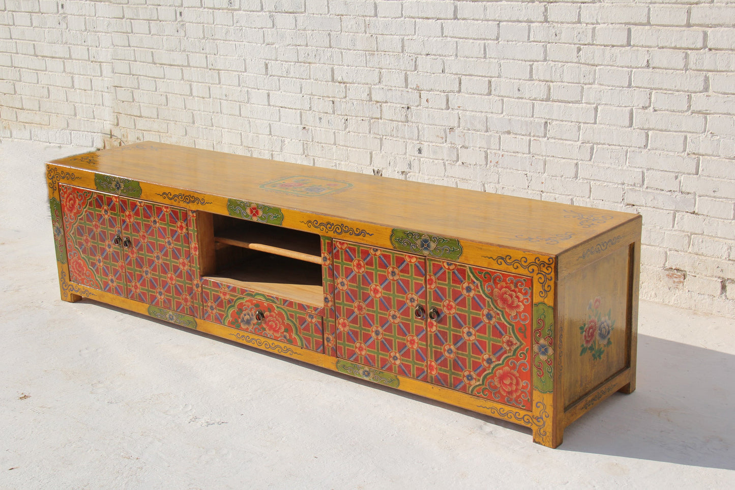 China Lowboard mit aufwendiger Bemalung im tibetanischen Design