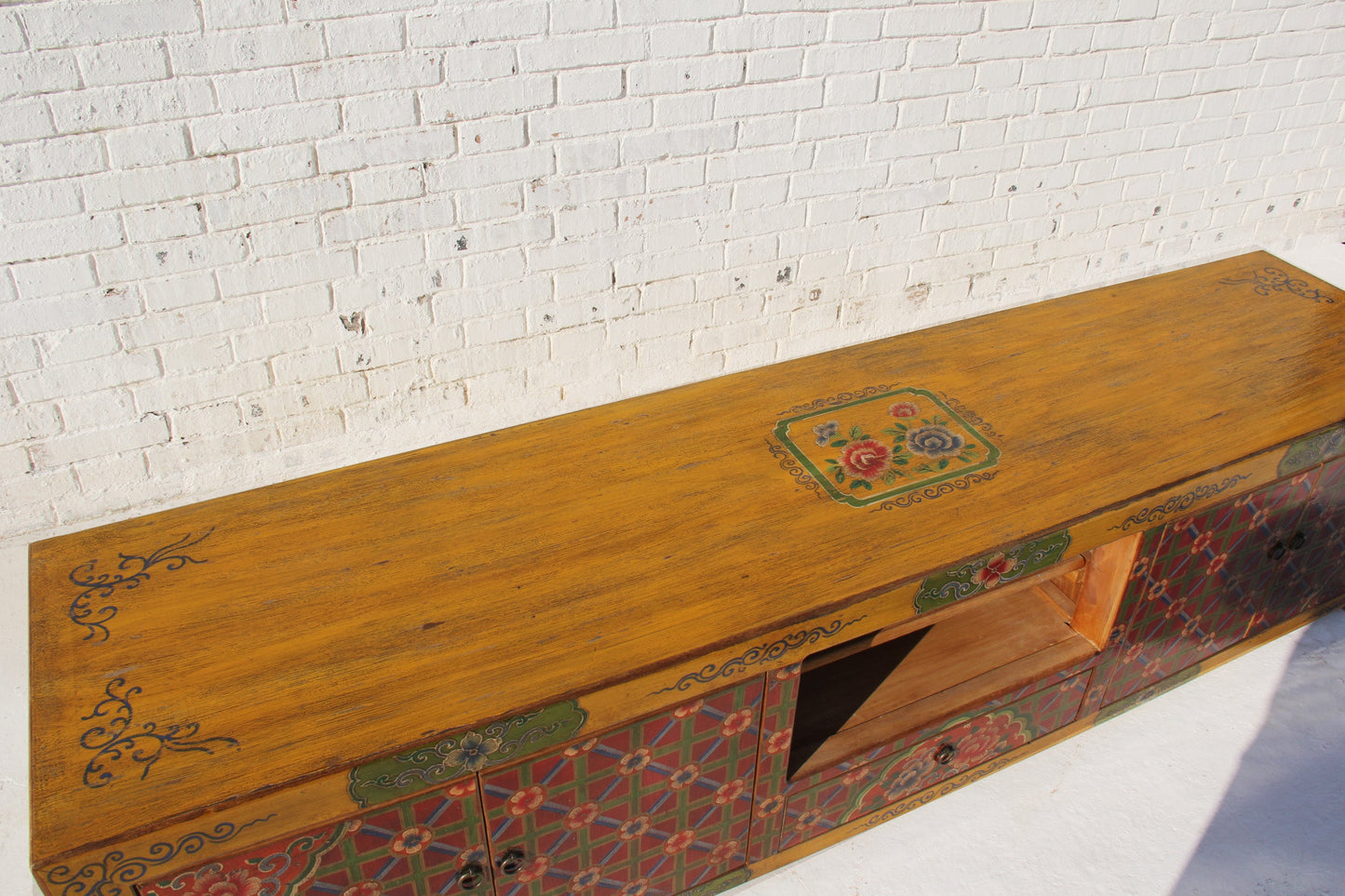 China Lowboard mit aufwendiger Bemalung im tibetanischen Design