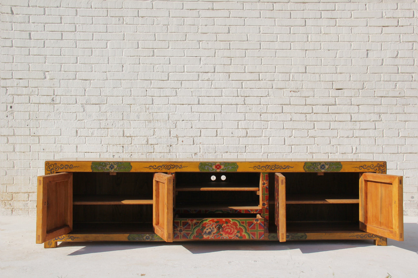 China Lowboard mit aufwendiger Bemalung im tibetanischen Design