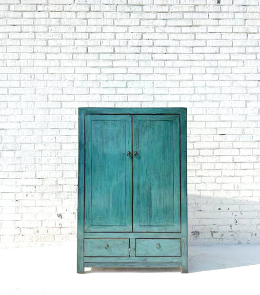 Moderner chinesischer Kleiderschrank mit Ombré Farbverlauf aus Massivholz.