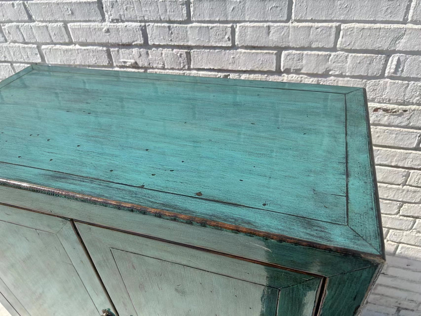 Moderner chinesischer Kleiderschrank mit Ombré Farbverlauf
