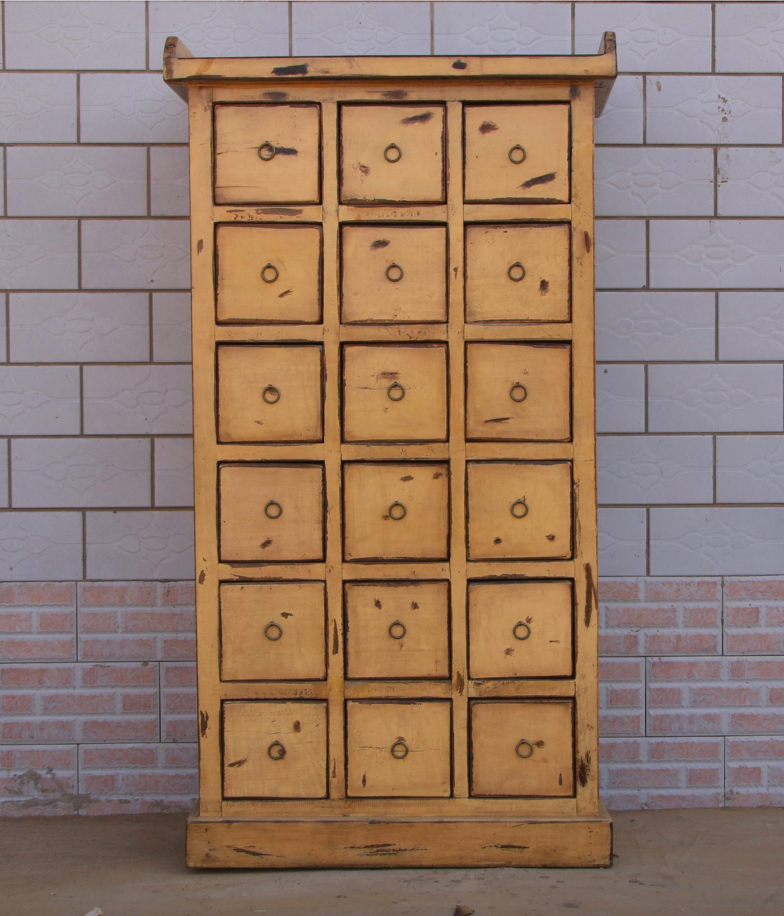 Chinesischer Schubladenschrank mit traditioneller Aufteilung aus Vollholz.
