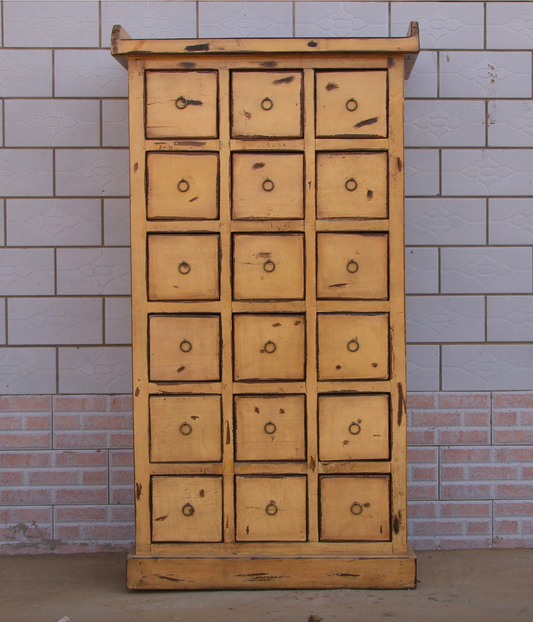Chinesischer Schubladenschrank mit traditioneller Aufteilung aus Vollholz.