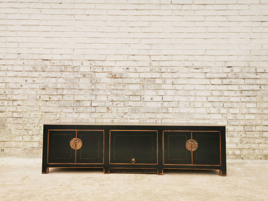 Massives TV  Lowboard in modernem Design mit traditionellen Details in Gold.
