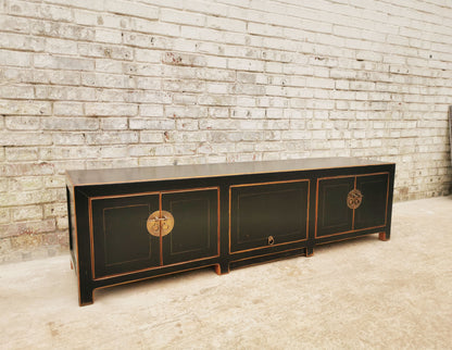 TV Lowboard in modernem Design mit traditionellen Details in Gold.