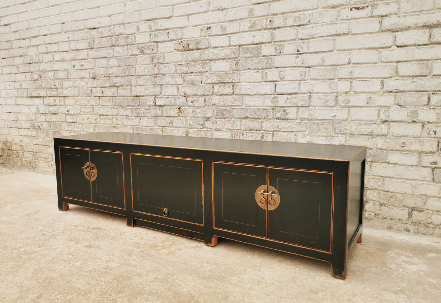 TV Lowboard in modernem Design mit traditionellen Details in Gold.
