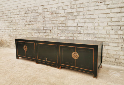 TV Lowboard in modernem Design mit traditionellen Details in Gold.