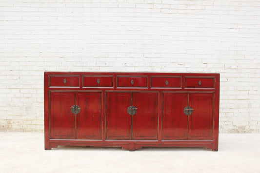 asia Kommode mit karmesinroter Patina und traditionellen Details aus hochwertigem Naturholz.