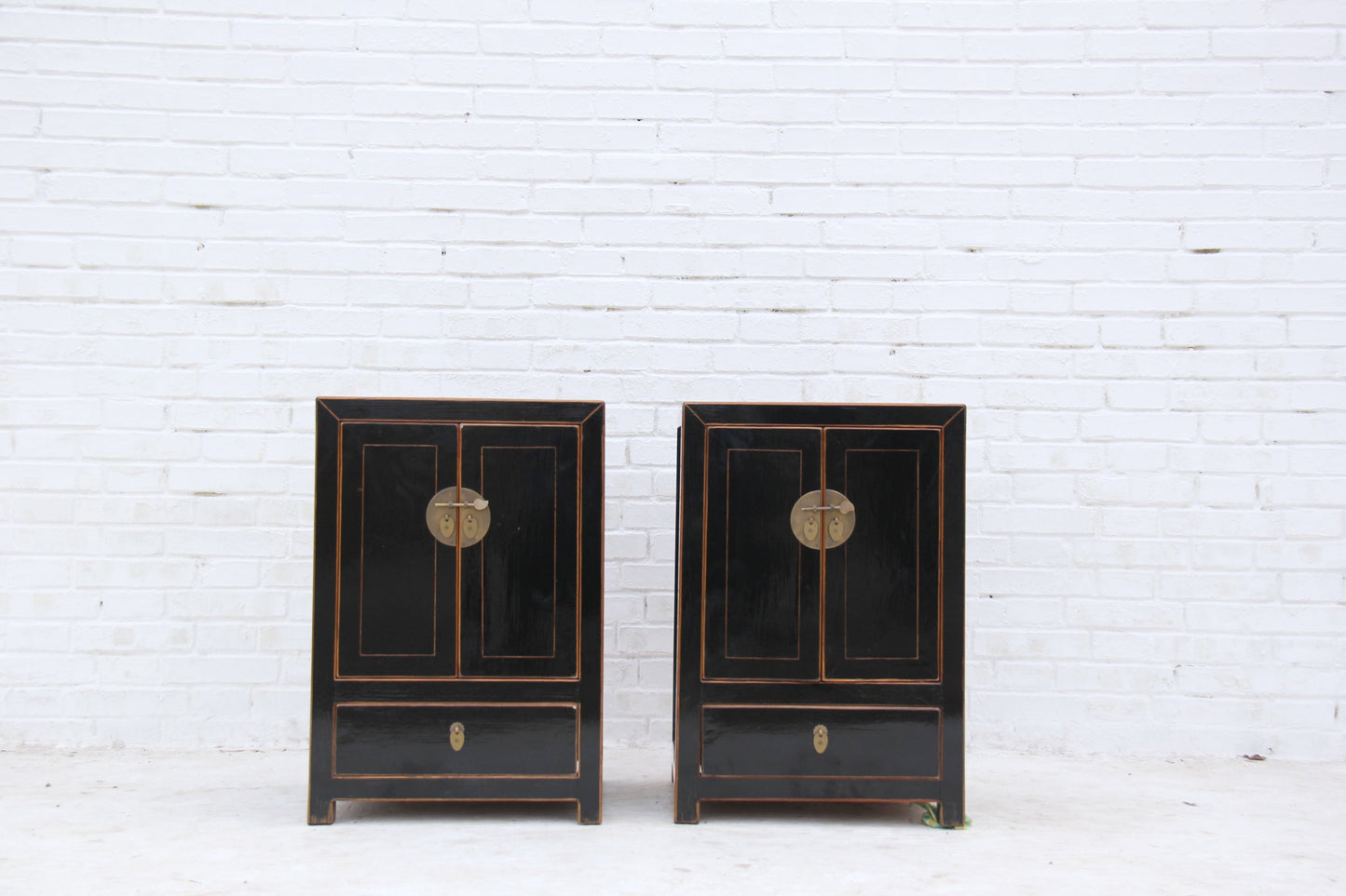 Edler Schrank aus Massivholz in aufwendiger Handarbeit hergestellt mit traditionellen Details.