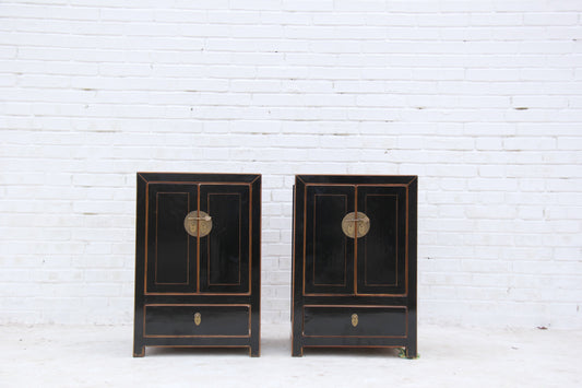 Edler Schrank aus Massivholz in aufwendiger Handarbeit hergestellt mit traditionellen Details.