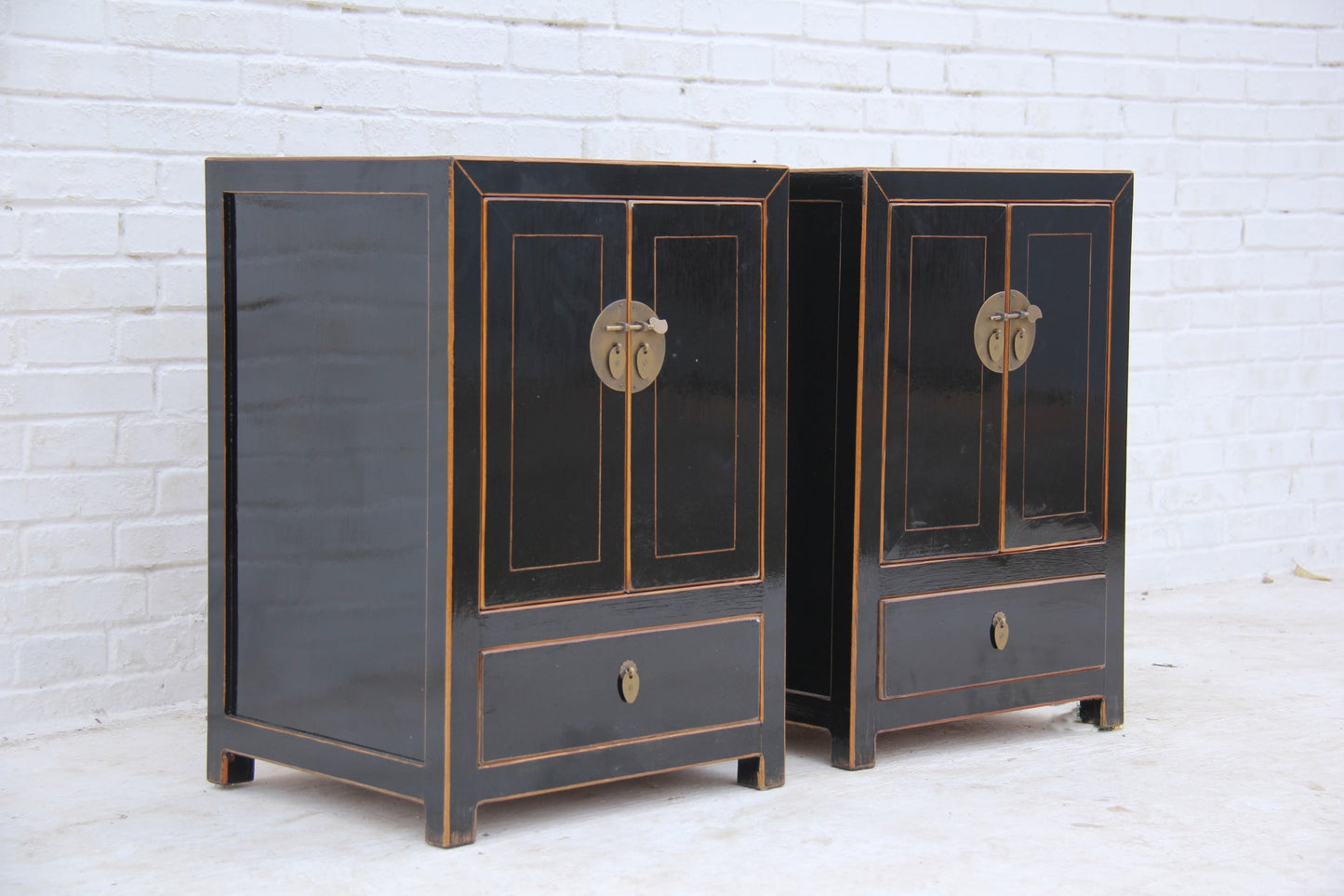 Edler Schrank aus Massivholz mit traditionellen Details