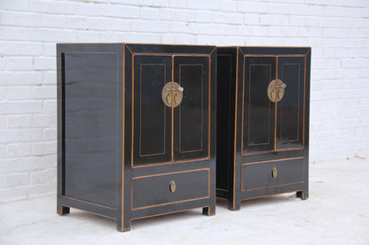 Edler Schrank aus Massivholz mit traditionellen Details