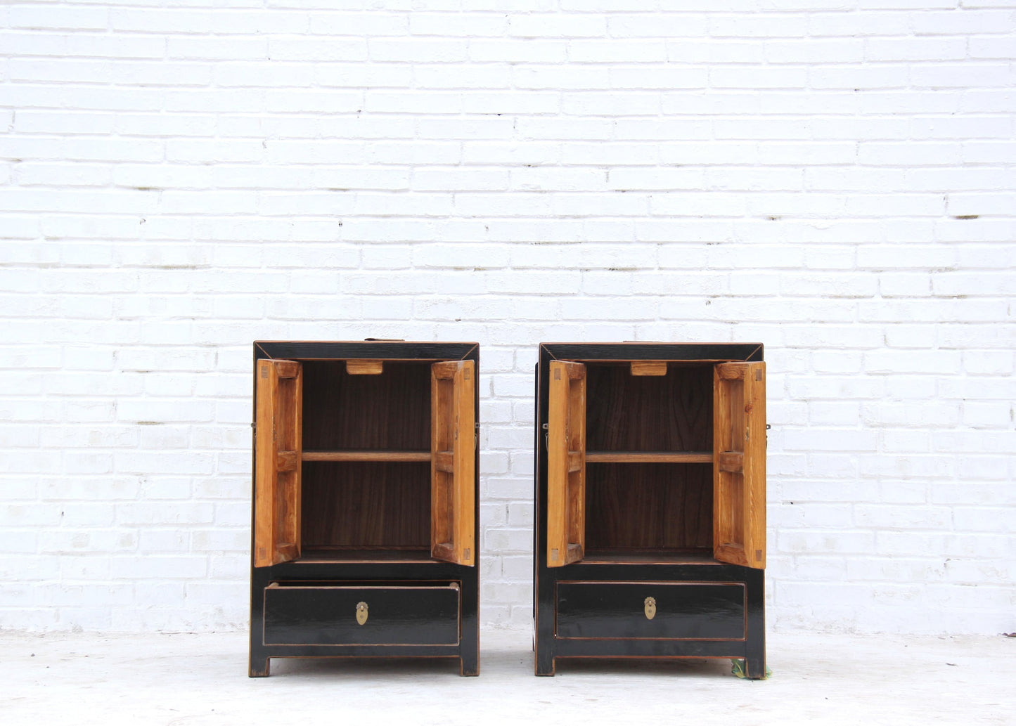 Edler Schrank aus Massivholz mit traditionellen Details