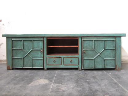 China Lowboard im Shabby Chick Stil aus Vollholz mit kontrastierendem Farbkonzept.